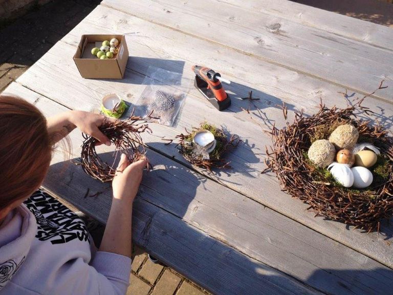 Immanuel Therapiezentrum Röthof - Nachricht - Sonntägliches Hofcafé auf dem Röthof – der Tisch ist gedeckt - Kranz binden