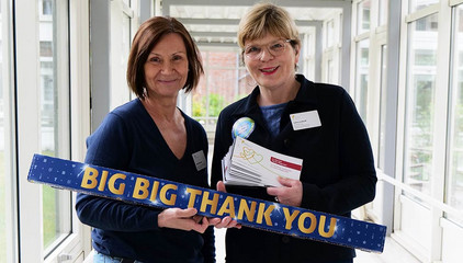 Sabine Kalkhoff, Gesamtleiterin Residenz am Wiesenkamp und Gesellschaft für Diakonie, steht mit einer Mitarbeiterin in einem Durchgang und hält Gutscheine und eine Schild mit der Aufschrift "Big Big Thank You" in die Kamera am Internationalen Tag der Pflegenden in Hamburg-Volksdorf. Sabine Kalkhoff, Gesamtleiterin Residenz am Wiesenkamp und Gesellschaft für Diakonie, steht mit einer Mitarbeiterin in einem Durchgang und hält Gutscheine und eine Schild mit der Aufschrift "Big Big Thank You" in die Kamera am Internationalen Tag der Pflegenden in Hamburg-Volksdorf.
