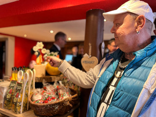 Bewohner und Klient der Ergotherapie Michael Leonhardt entdeckt bei der Ladeneröffnung das Werkstück, an dem er gearbeitet hat. 