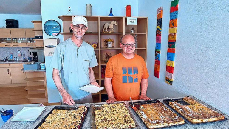 Daniel Weisheit (links) und Maik Röser am Kuchenbufett - Hofcafé des Immanuel Therapiewelt Röthof Daniel Weisheit (links) und Maik Röser am Kuchenbufett - Hofcafé des Immanuel Therapiewelt Röthof