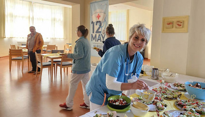 Eine Pflegerin in blauer Funktionskleidung bedient sich an einem Buffet zum Internationalen Tag der Pflegenden im Immanuel Krankenhaus Berlin in Berlin-Wannsee. Eine Pflegerin in blauer Funktionskleidung bedient sich an einem Buffet zum Internationalen Tag der Pflegenden im Immanuel Krankenhaus Berlin in Berlin-Wannsee.
