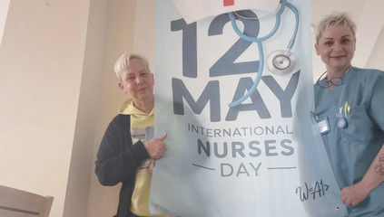 Zwei Pflegekräfte stehen um ein großes Banner mit der Aufschrift "12 May - International Nurses Day" im Immanuel Krankenhaus Berlin in Berlin-Wannsee am Internationalen Tag der Pflegenden. Zwei Pflegekräfte stehen um ein großes Banner mit der Aufschrift "12 May - International Nurses Day" im Immanuel Krankenhaus Berlin in Berlin-Wannsee am Internationalen Tag der Pflegenden.