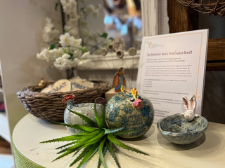 Aufsteller mit Informationen auf einem Tisch